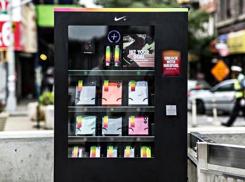 耐克FuelBox自动售货机 FuelBand积分兑换，开启运动激励新零售